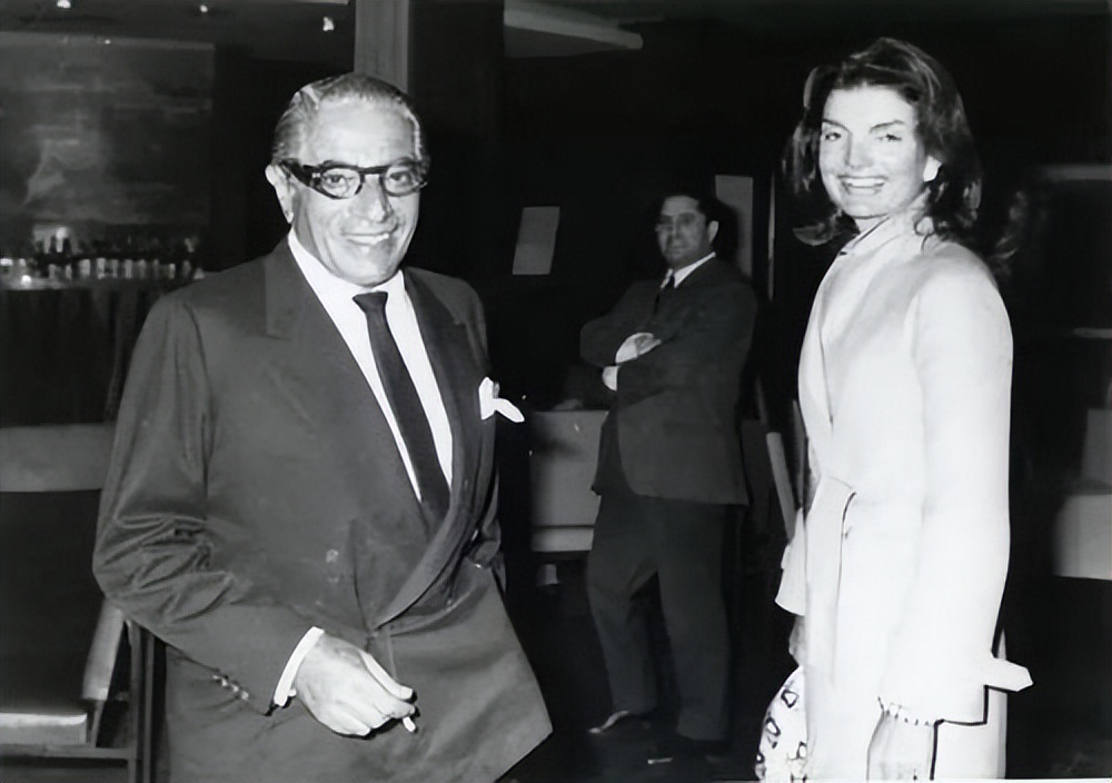 肯尼迪总统被*杀暗**后39岁的妻子为什么会改嫁给62岁的希腊富翁