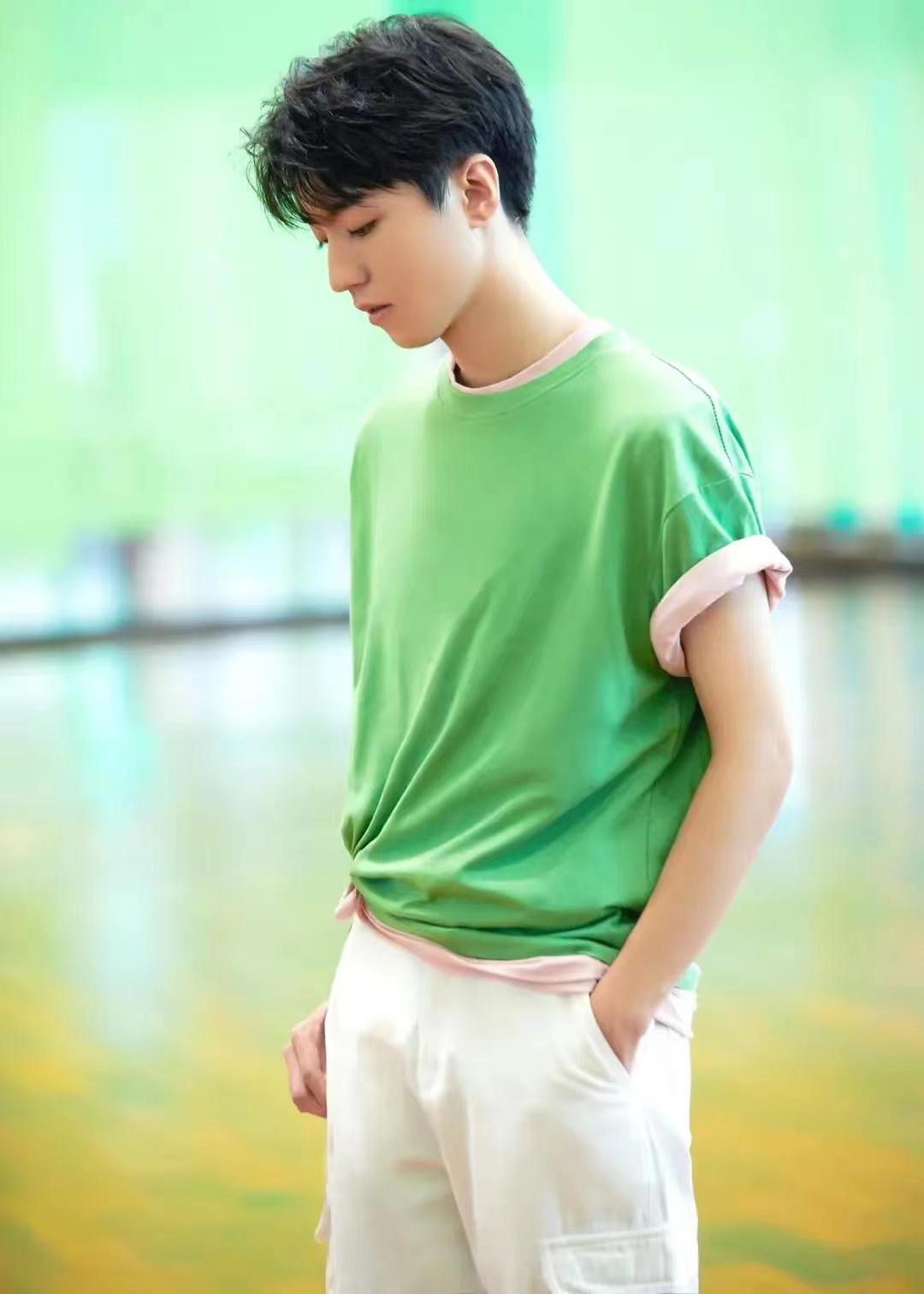 牛油果绿外套男怎么搭配,牛油果绿衬衣搭配少年感