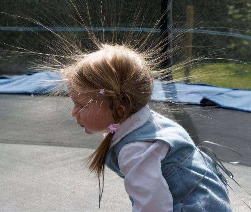 塑料草坪怎么清理静电,为什么人造草坪会产生静电