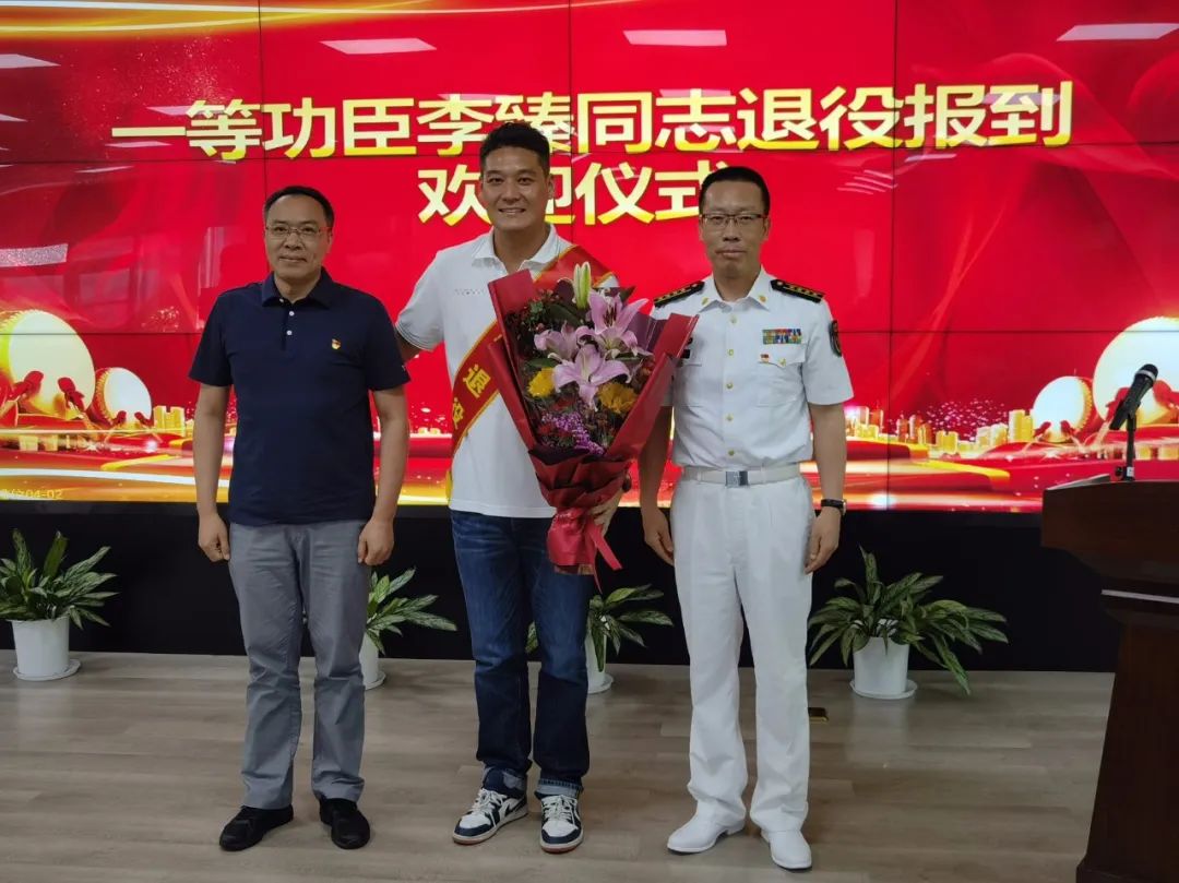 逐月领取退役金3个三等功累加吗,8次一等功的英雄几次特等功