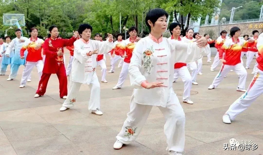 全民健身日太极进社区,健康服务进社区免费体检暖人心