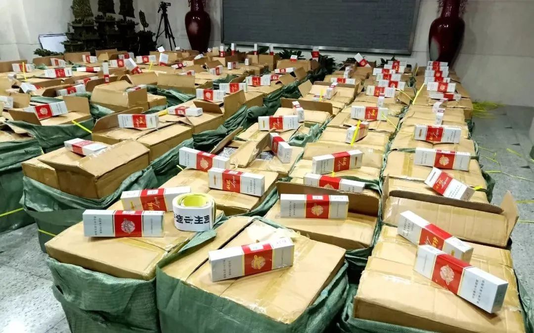 假冒芙蓉王烟,双喜利群芙蓉王