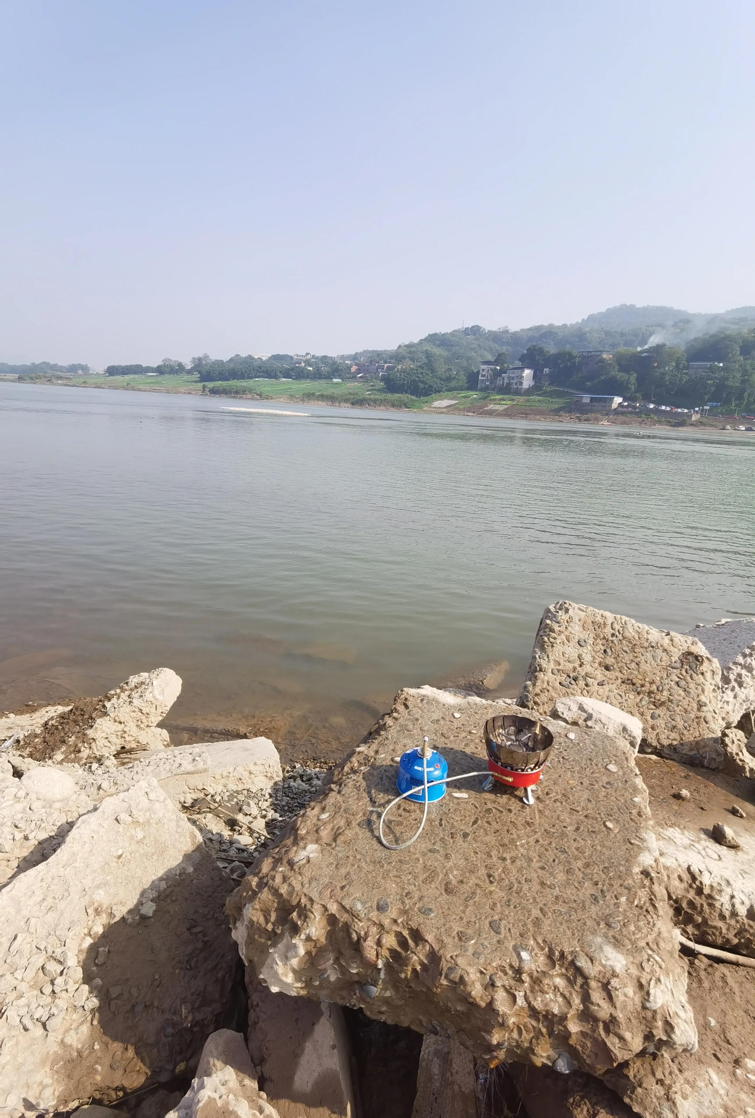 重庆两江夜游船上吃火锅,重庆南滨路船上吃火锅