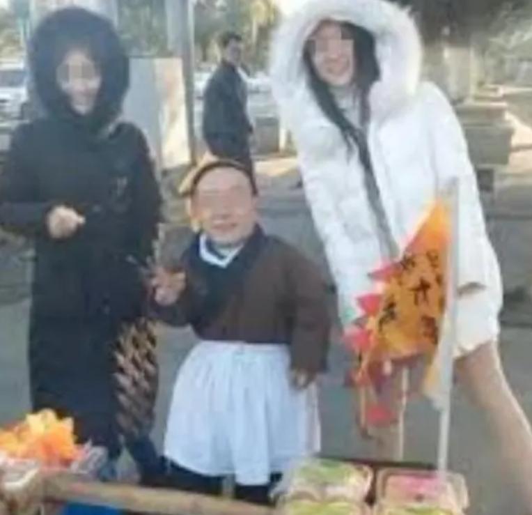 重庆残疾小伙卖白糕,重庆卖白糕富翁被杀