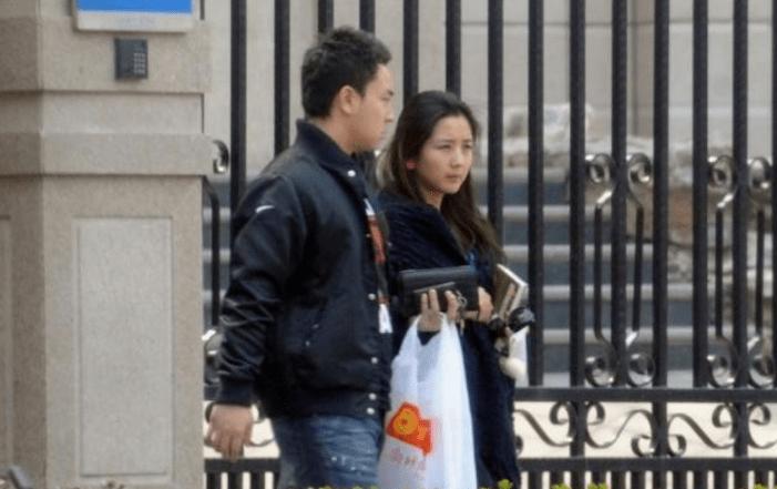 从爆红到无人问津苏醒,何洁当时的事业陷入了低迷期