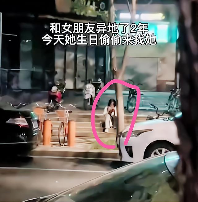 异地恋女友瞒着男友给她过生日,异地恋女友突然出现揭穿男友谎言