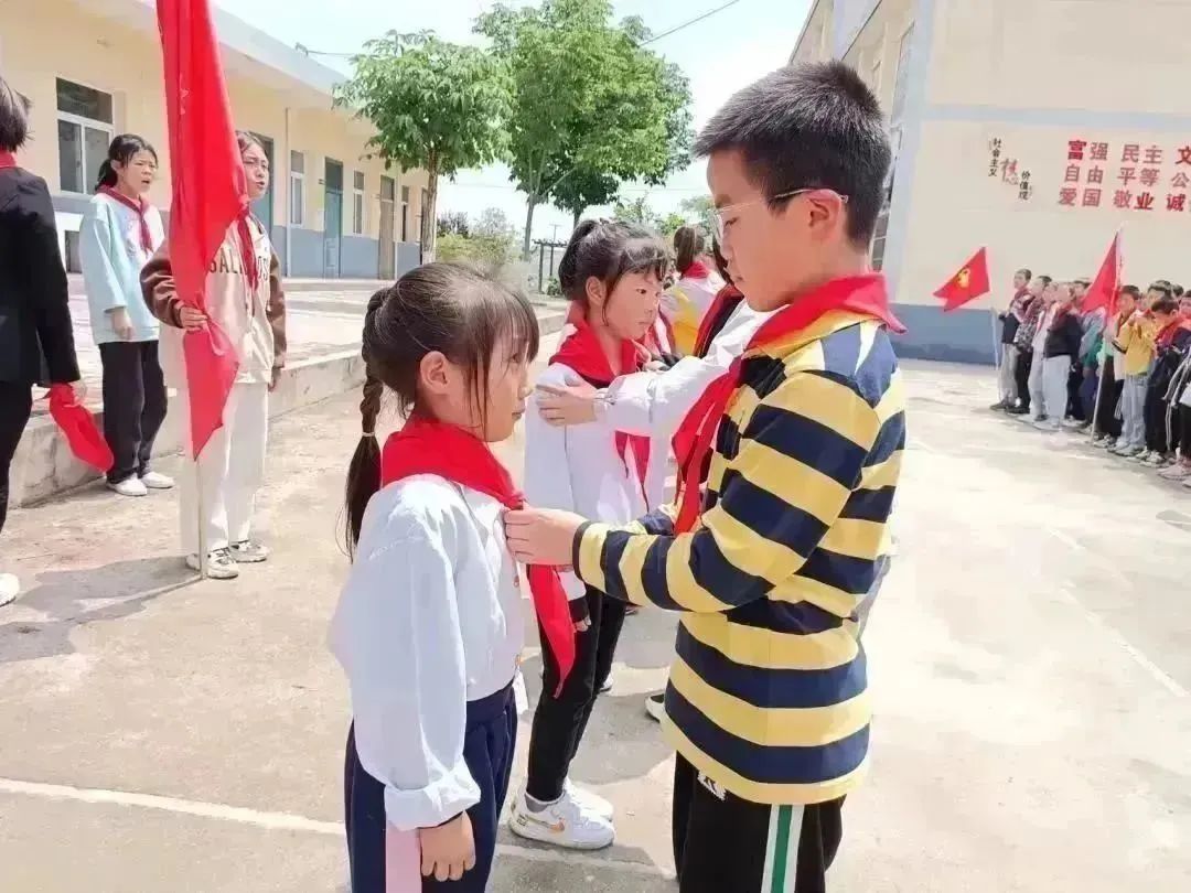 学习二十大，争做好队员|富平县各级少先队组织开展少先队员入队仪式暨庆“六一”文艺汇演主题活动