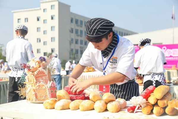 西安欧米奇蛋糕西点培训学校,西安制作蛋糕培训哪家好