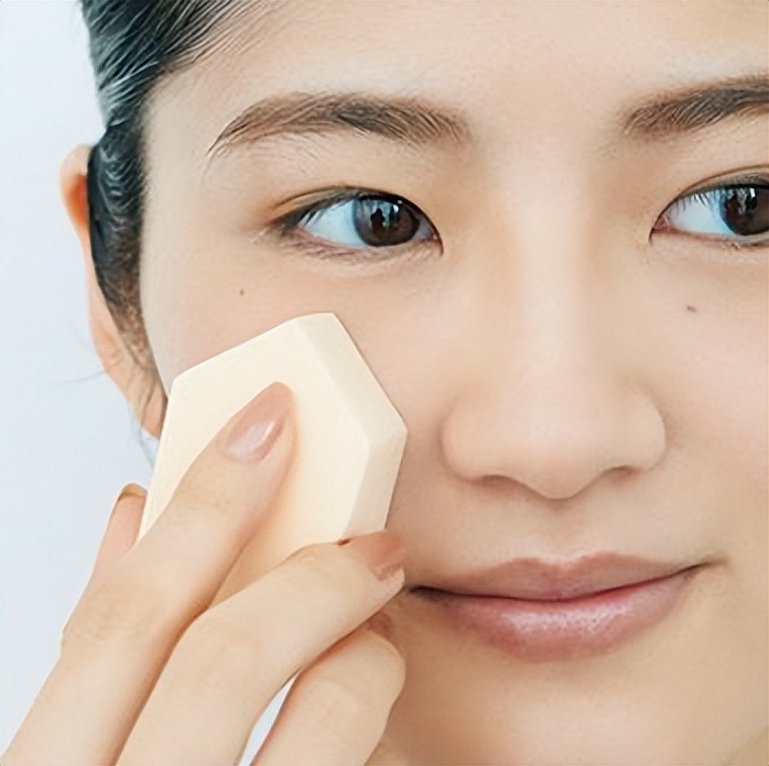 底妆斑驳卡粉不服帖是什么原因,底妆怎么画才会服帖不卡粉斑驳