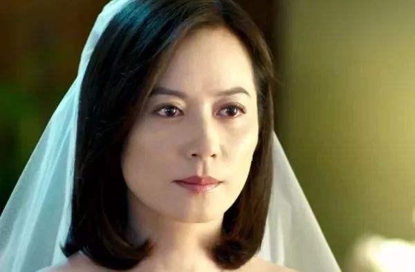 有美人尖下巴的明星,下巴不尖但很平的明星