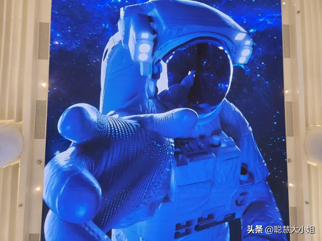 去这条充满松弛感的“小马路”，慵懒地溜达一天才是正经事