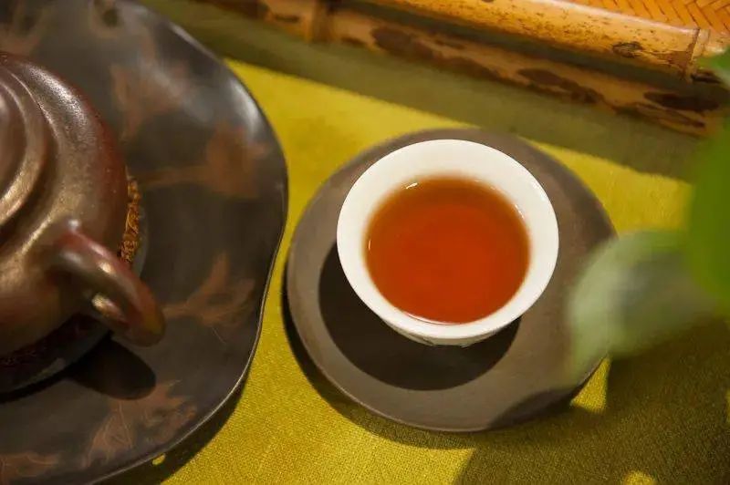 不管红茶还是绿茶适合自己就好,绿茶和红茶哪个更坑