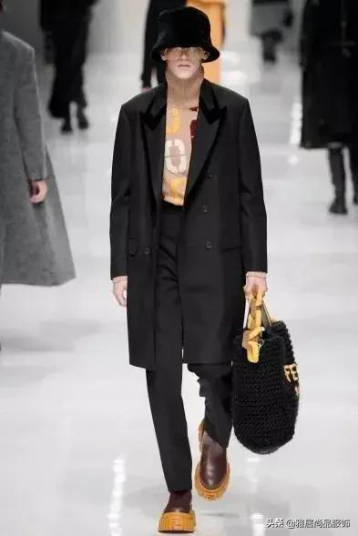男士黑色大衣内搭什么颜色打底,男士穿大衣怎么搭配裤子和鞋子