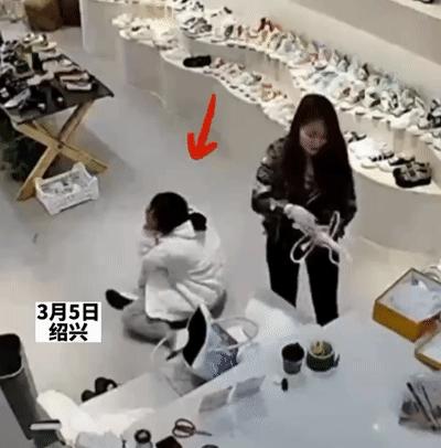 到底打了谁的脸？抑郁症少女被母亲当街怒骂：不愁吃喝你装什么装