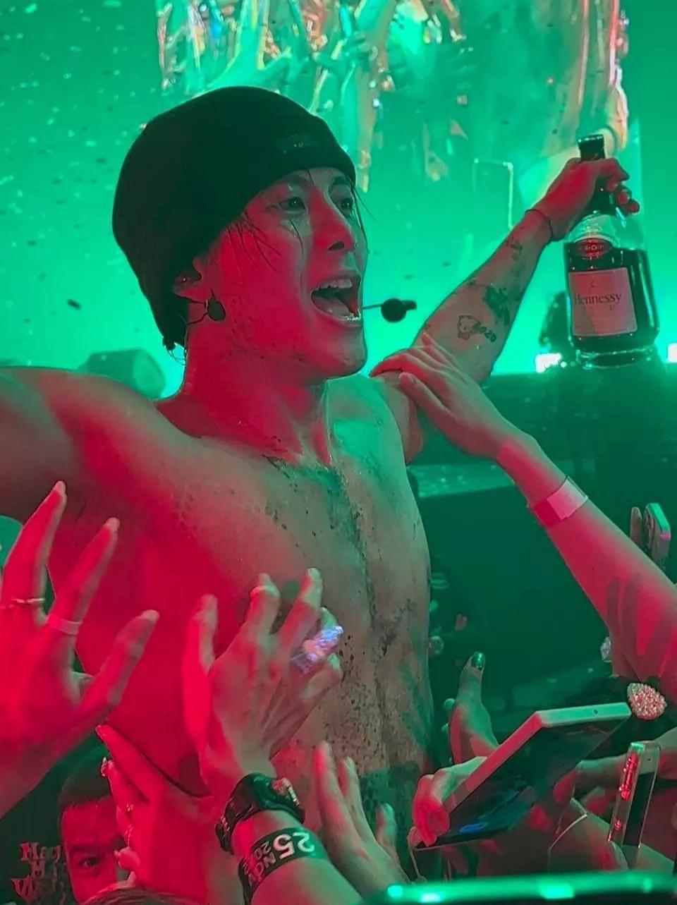 和王嘉尔手牵手合影换脸,跟王嘉尔牵手合影