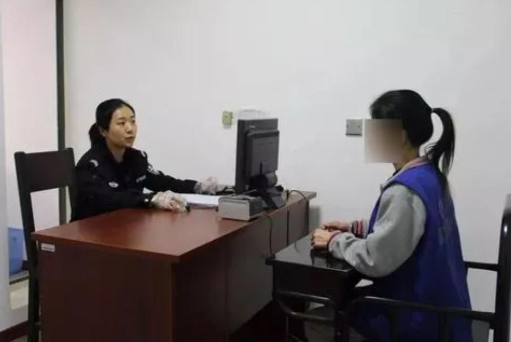 女子摆摊卖玩具发现摄像头,女孩子发现玩具藏摄像头