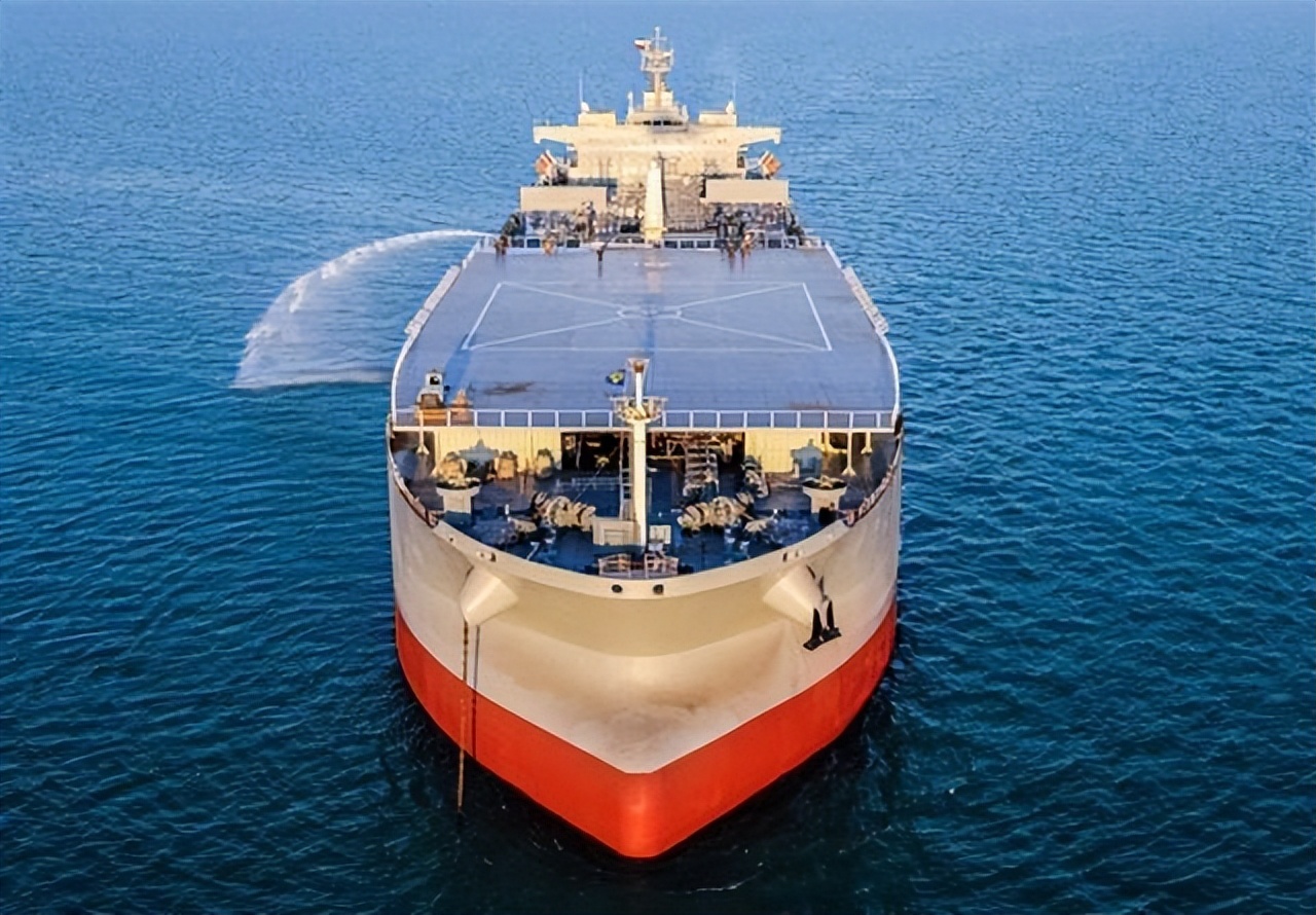 伊朗举行阅兵式展示多种武器装备,伊朗军演出动直升机航母