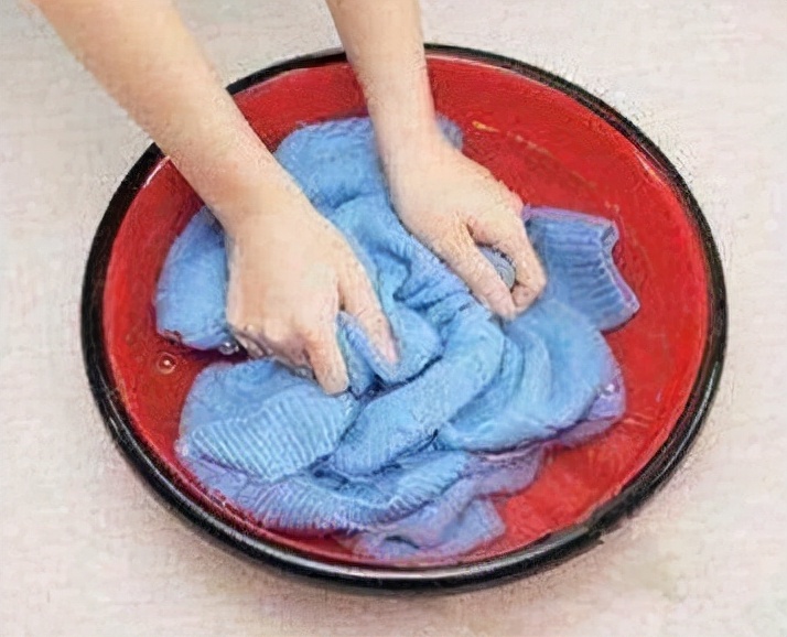 怎么洗发黄的羽绒衫,白色羽绒服洗了会发黄怎么回事