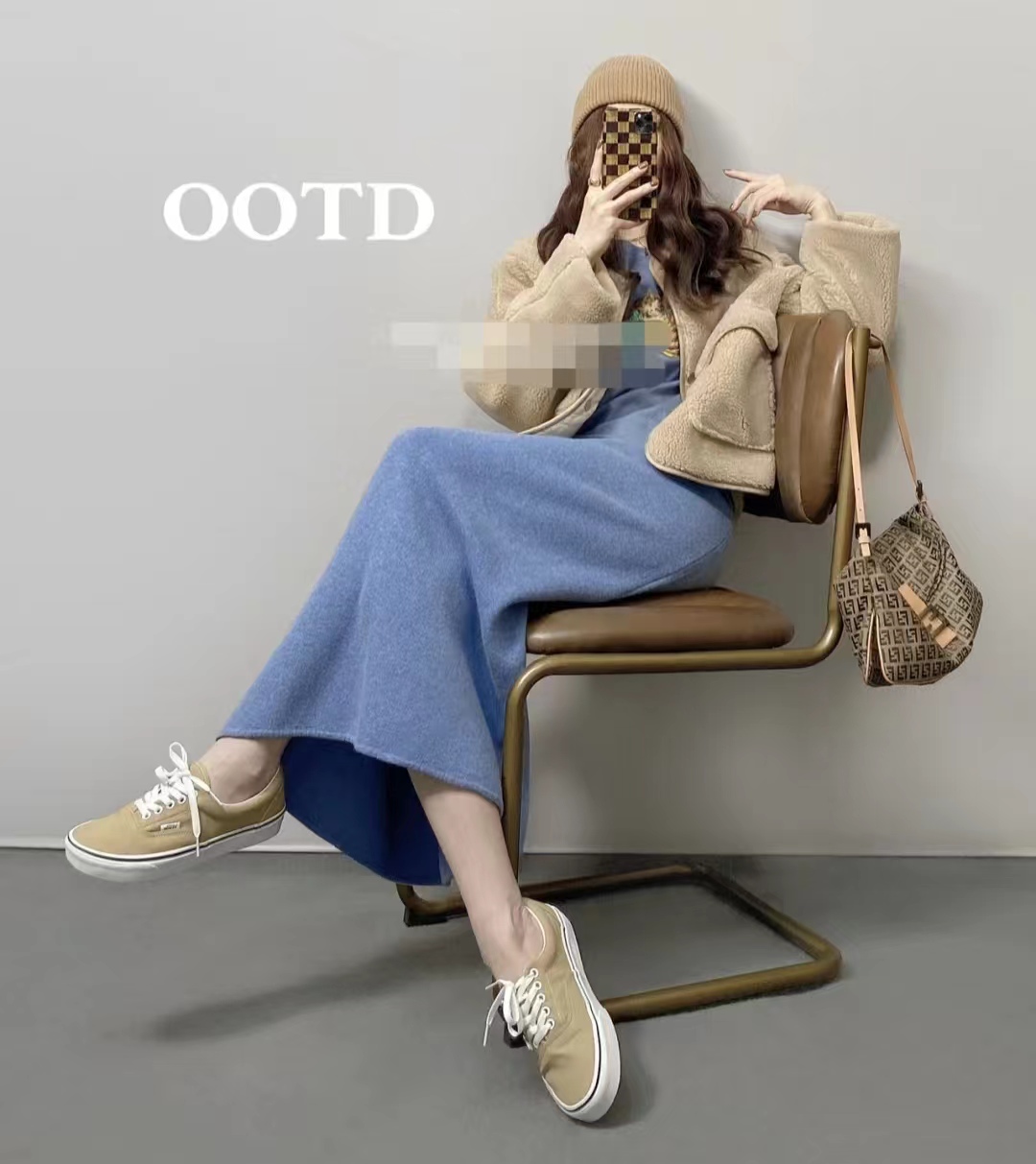 外套秋冬蓝色搭配什么颜色,秋冬比较显高级的颜色搭配