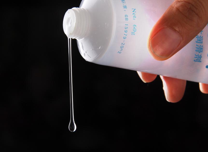 61岁老夫妻一周三次同房，干涩疼痛，用润滑液对身体有危害吗？