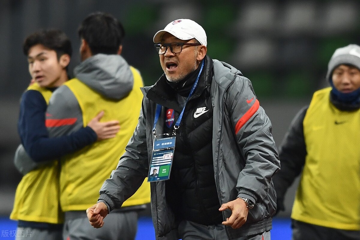 他是重庆队最受尊敬的主教练，球队长期欠薪，却依然能坚守到现在