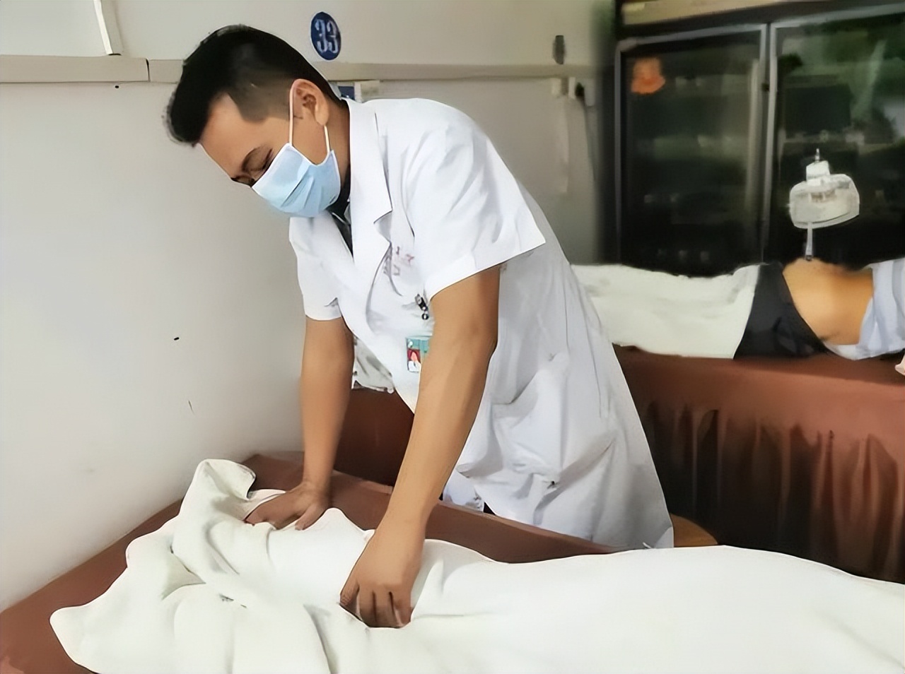 做催乳师一个月挣多少钱,90后小伙从事催乳师