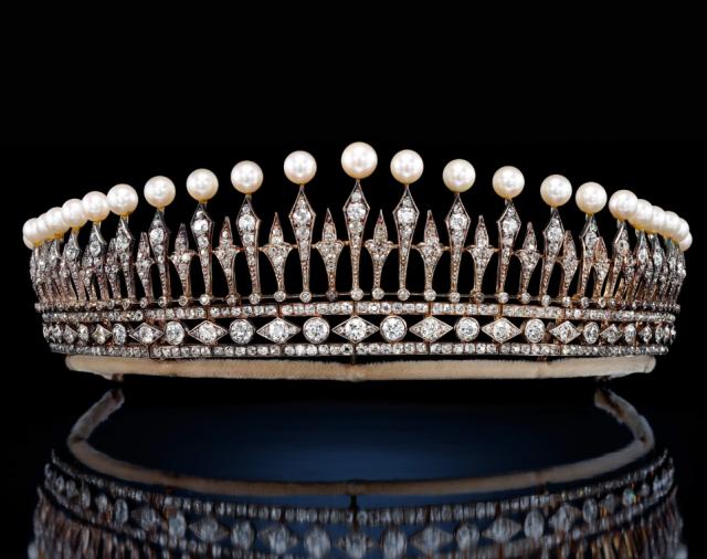 英国皇室最大的两顶王冠,英国最重的王冠
