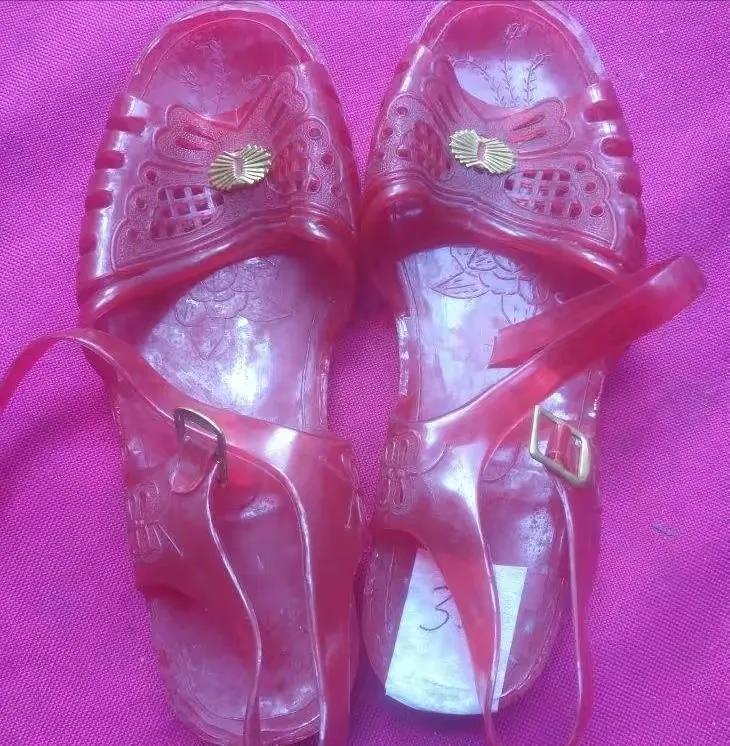 你可还记得黑白电视机上的彩色贴膜？回顾一些八九十年代生活用品