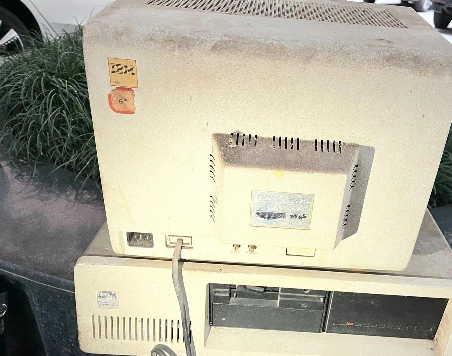 20块钱在富人家里收了一台1982年的电脑当年只有有钱人能用得起