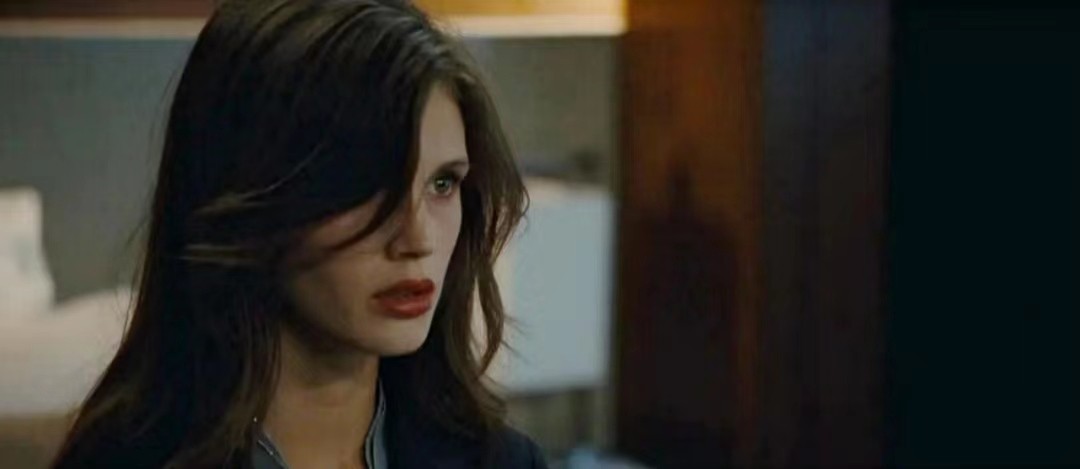 法国影片《花容月貌》以超现实的手法表达了什么？