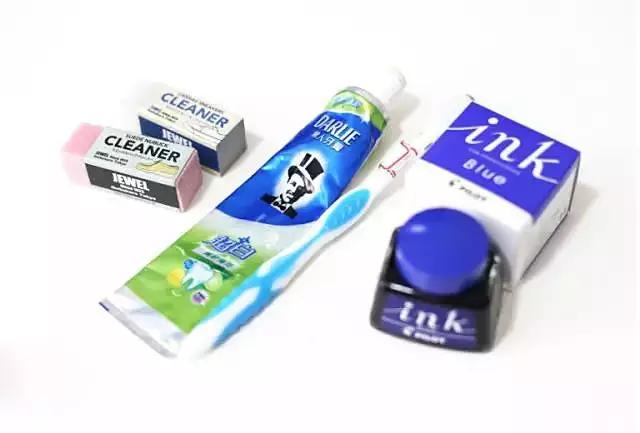 小白鞋有点大有什么小妙招,小白鞋怎么变小黑鞋