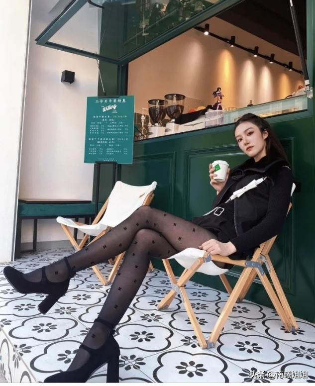 适合微胖女生的玛丽珍鞋款式推荐,玛丽珍鞋搭配过膝黑丝蓝色仙女裙