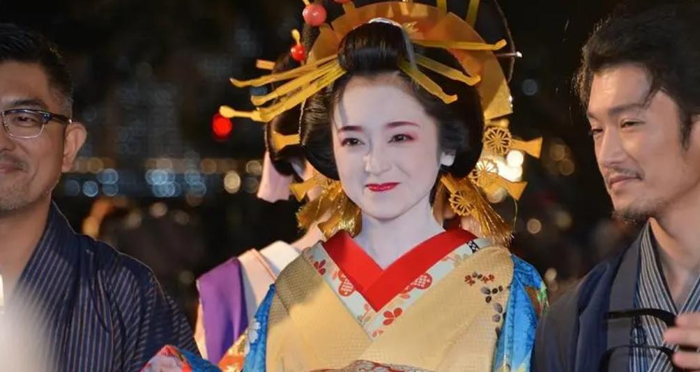 冲上热榜第2，风俗店“头牌”再就业，竟被日本人拍得如此好看