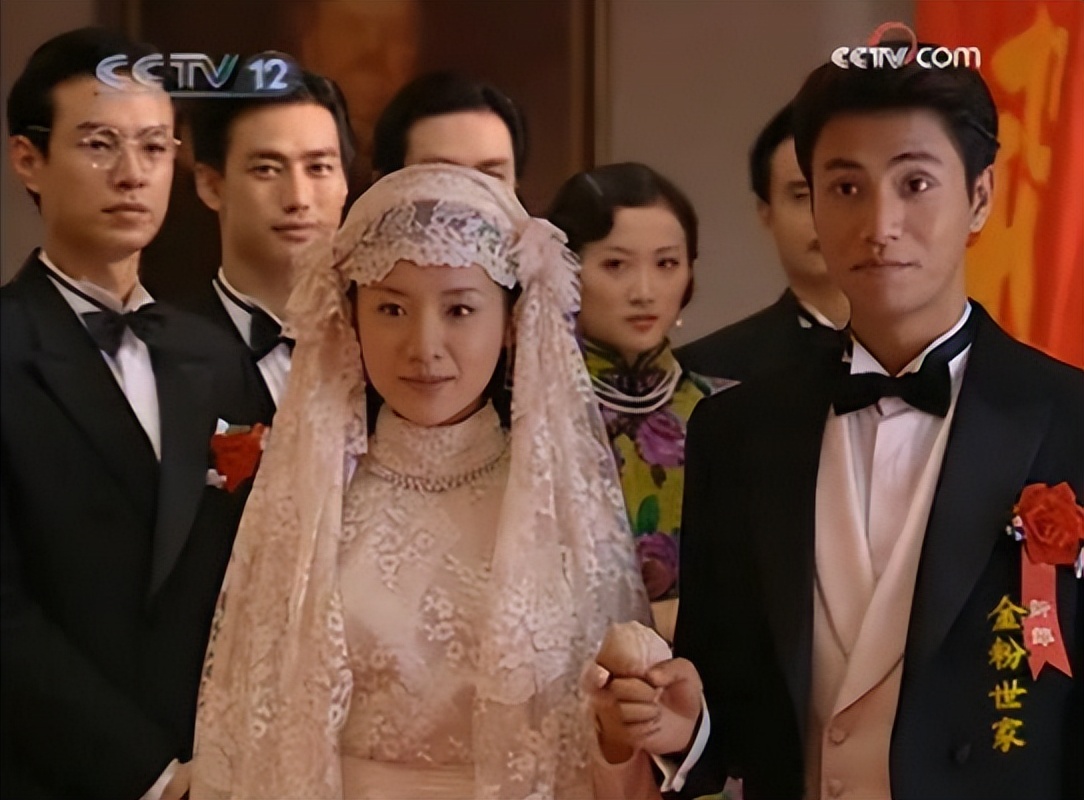 董洁身穿瑜伽裤亮相直播间,43岁董洁穿瑜伽服直播带货视频