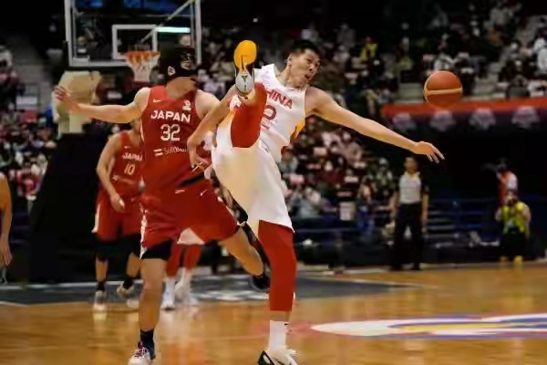 中国男篮世界杯预选赛球员穿的都是什么球鞋