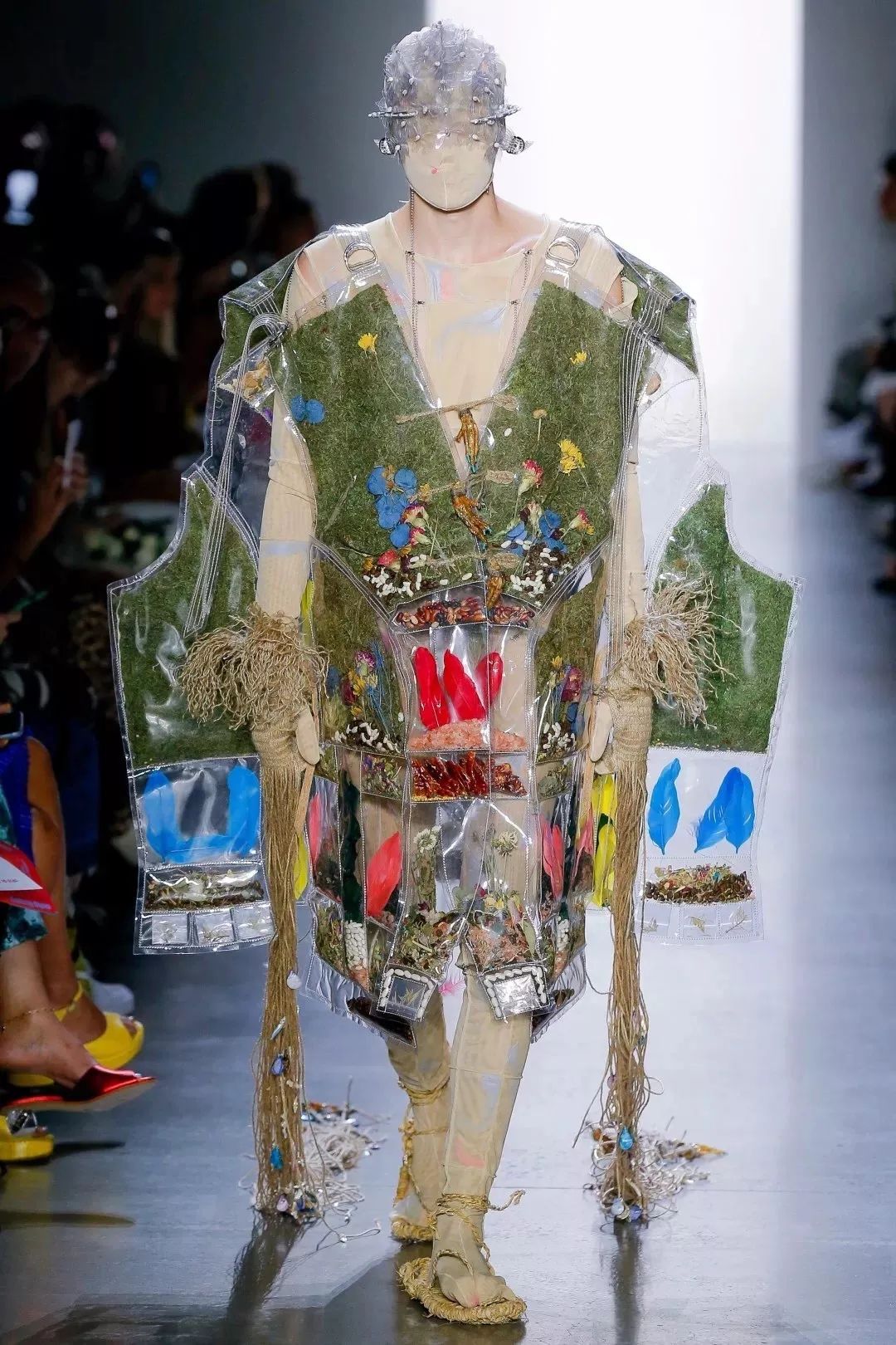 将鲜花封存,变成华服,玩转自然材料的日本设计师