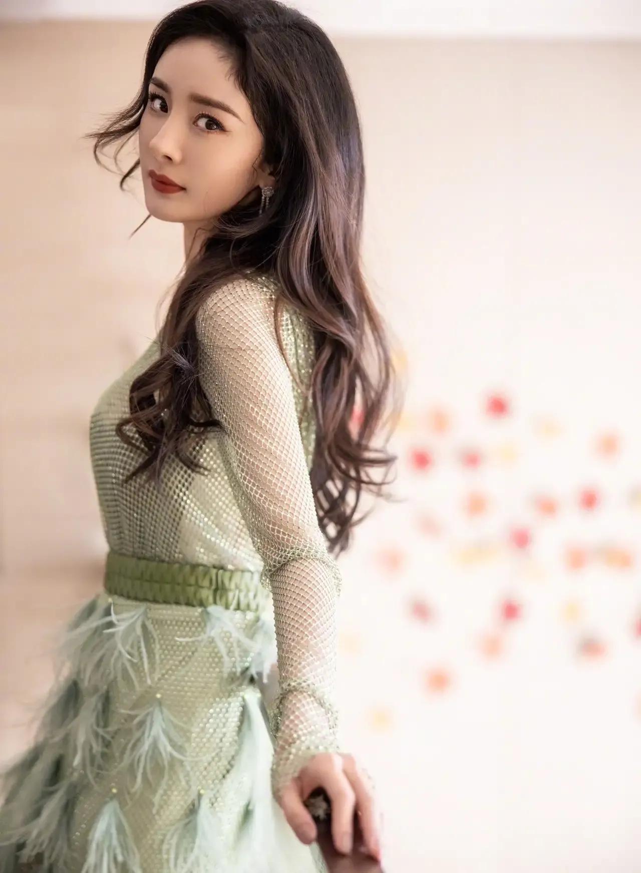 杨幂性感女神内衣秀惊艳照片，离婚后大幂幂放飞自我了！