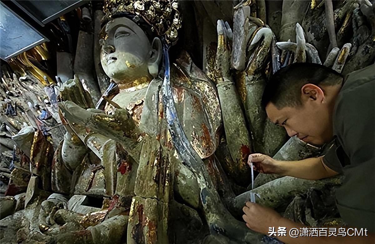 重庆工人维修800年观音像,重庆工人修复800年前观音