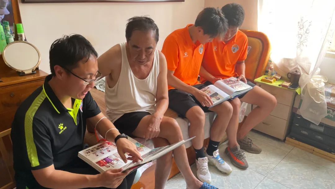 祈月送福中秋节前夕海牛俱乐部走访球迷