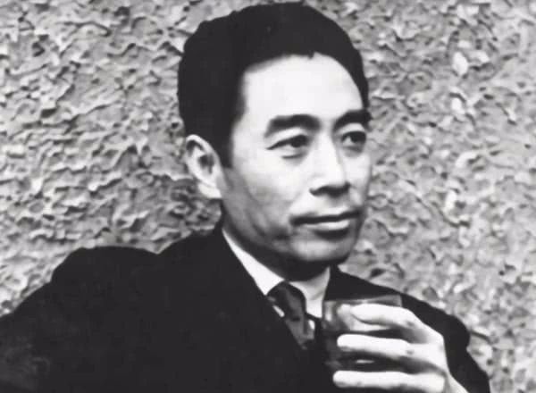 美故意刁难，调侃中国人喜欢低头走路，周总理一句话令其哑口无言