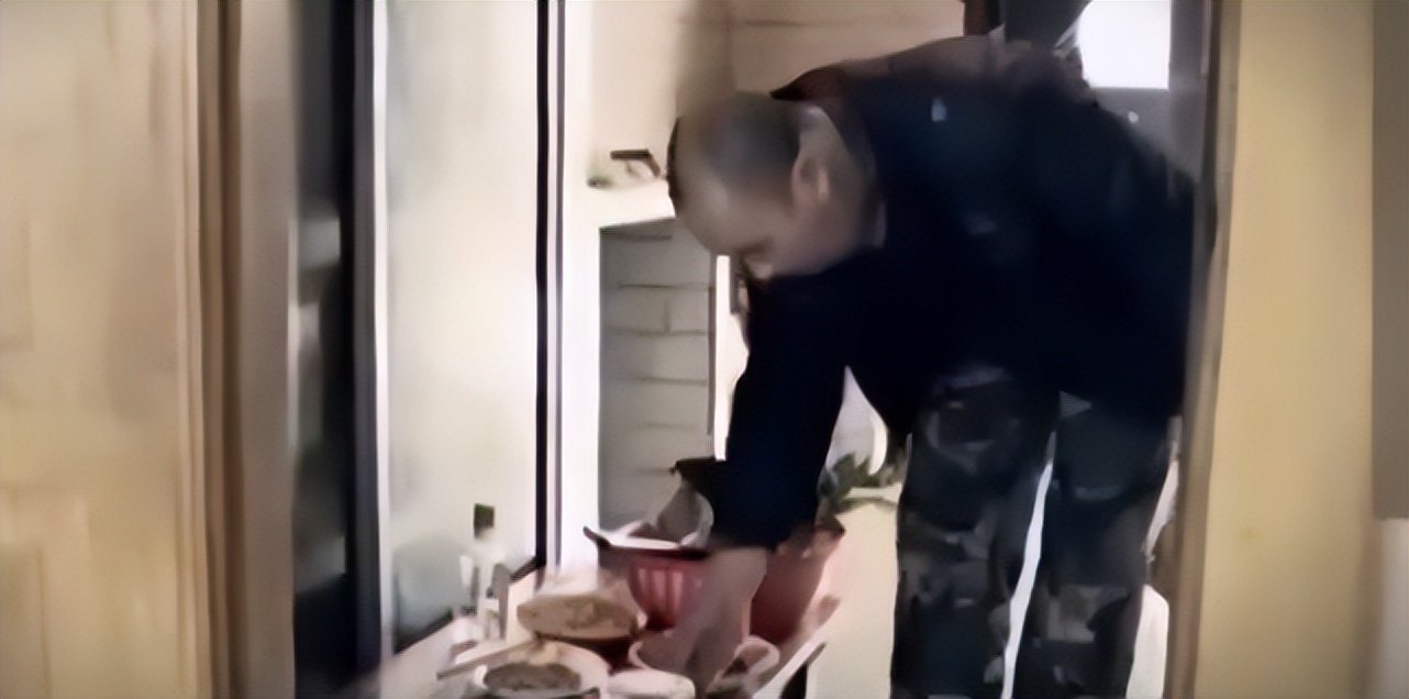 辽宁男子喝3万斤酒撑大脖子,男子嗜酒如命一天三四斤白酒