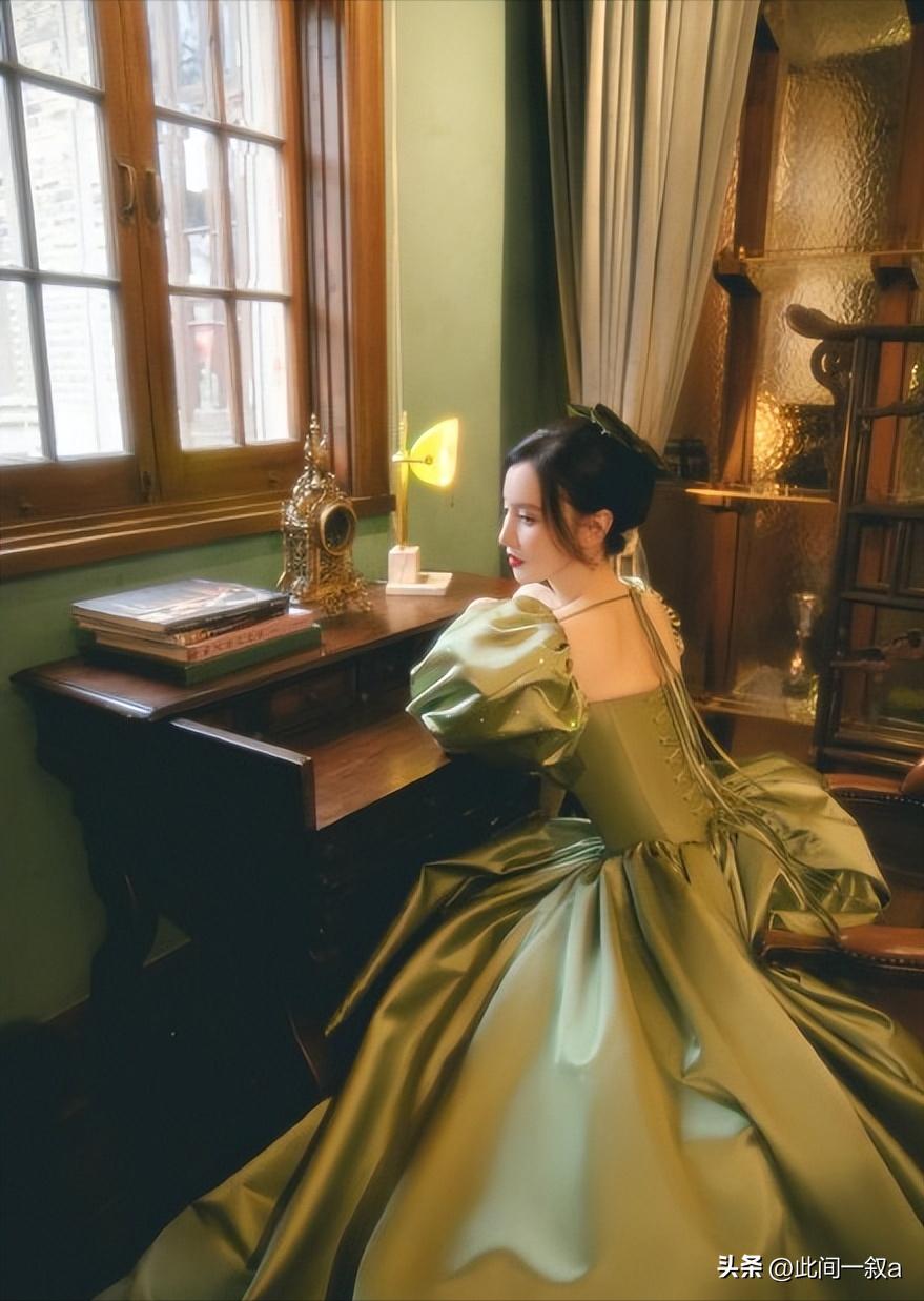 “大秀*光春**”还不害臊,深V露背都不遮掩,这群女明星全员养眼!