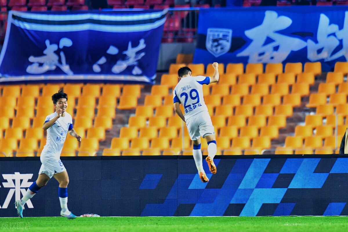 武汉三镇队豪取中超八连胜,武汉三镇取得中超首球