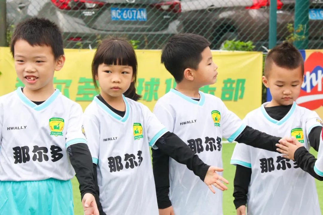 足球亲子嘉年华活动方案,足球嘉年华亲子作品