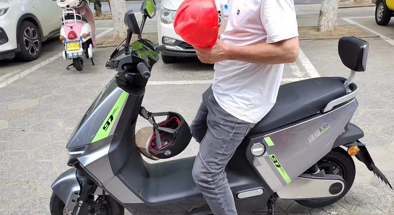 电动车同时用铅酸电池和锂电池教程,电动车买锂电的好还是买铅酸的好