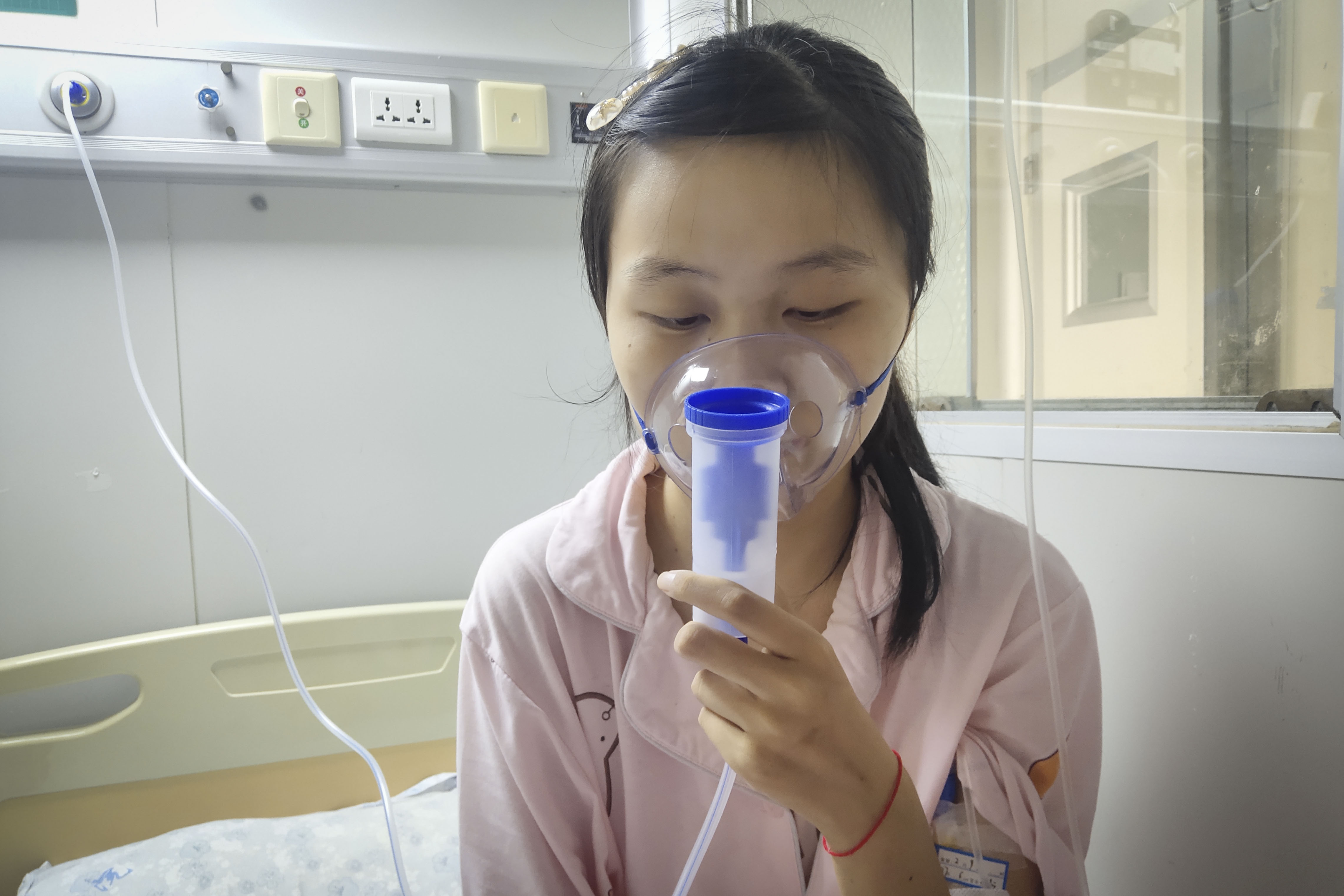 16岁女孩身患重疾跪谢母亲,16岁女孩身患重病病床前跪谢母亲