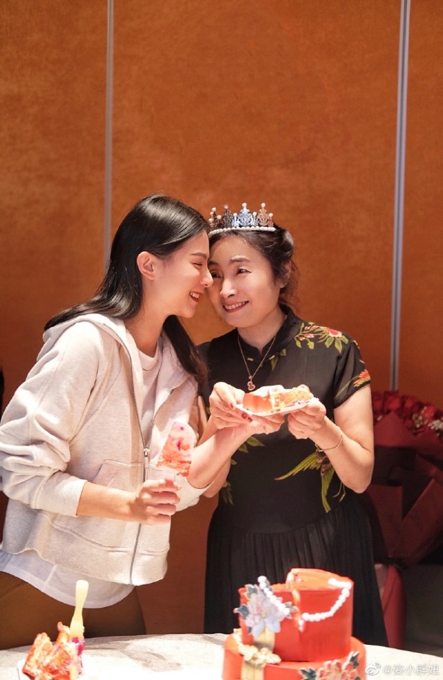 何姿与儿女合照,何姿晒回娘家照片