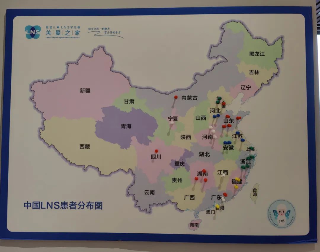 男童喜咬手指甲被诊为自毁容貌症,5岁男孩患自毁容貌症