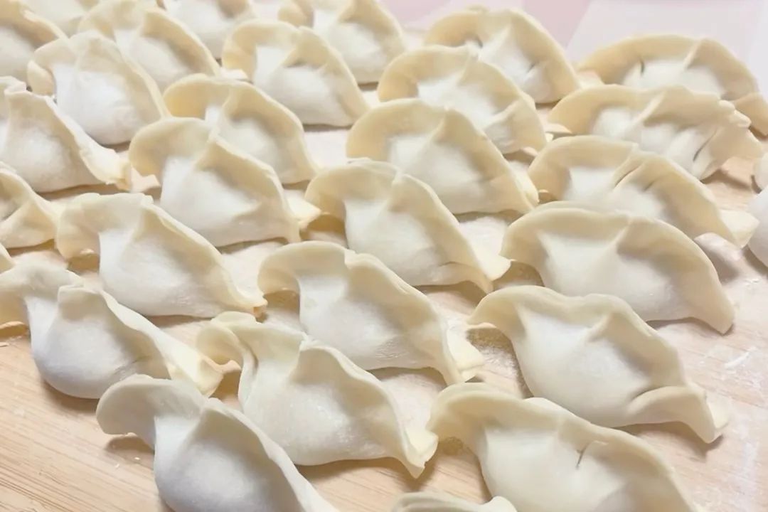 饺子包好放冷冻为何会裂开,饺子包好了放冰箱怎样才会不粘