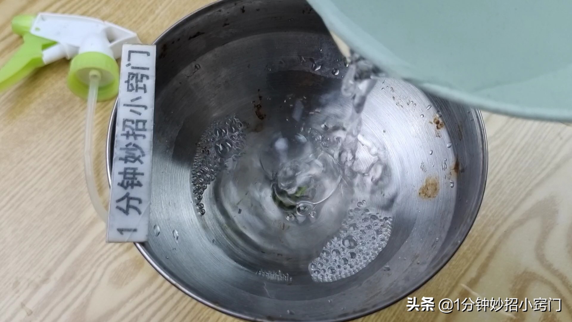 食盐和纯碱反应,把盐和水搅在一起会加重量吗